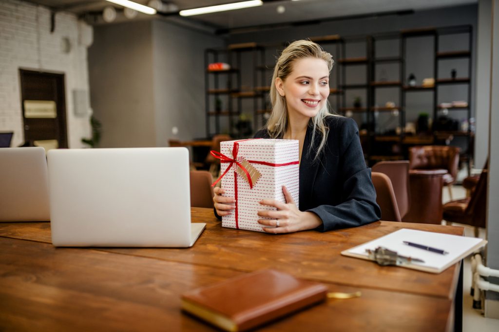 Tips for Welcoming a New Employee with a Gift Package